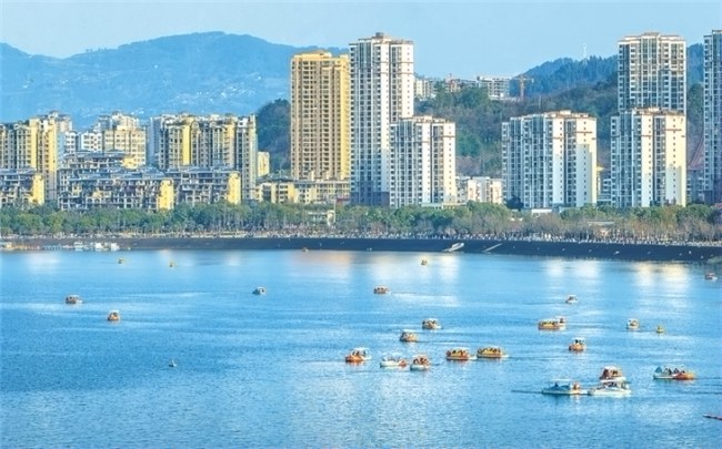 开州：湖光山色美 人在画中游