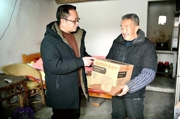 开州：赵家街道代表认领困难群众春节“微心愿”