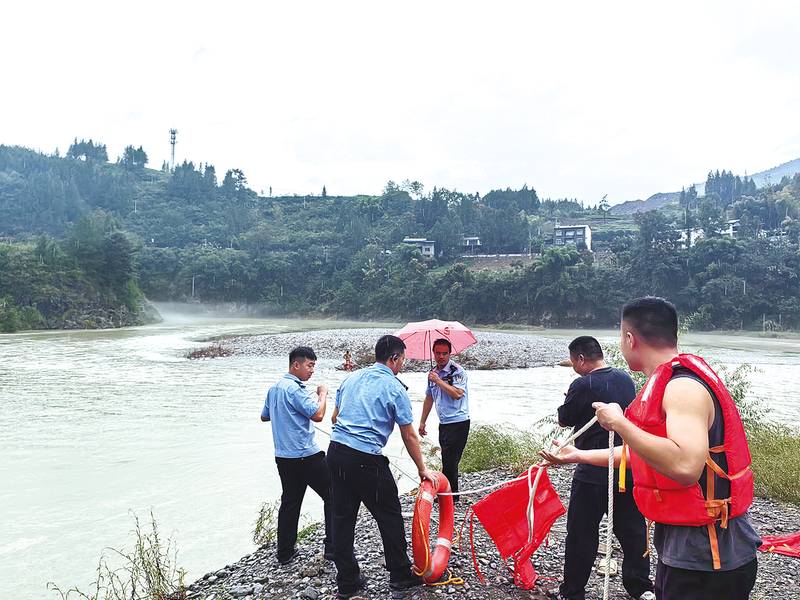 20分钟生死时速！暴雨中救出“孤岛”钓客