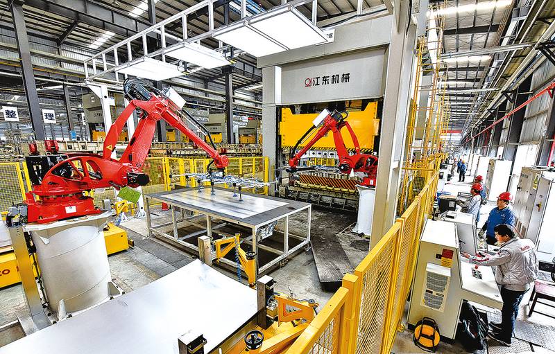 勇立潮头千帆竞 奔涌向前万象新