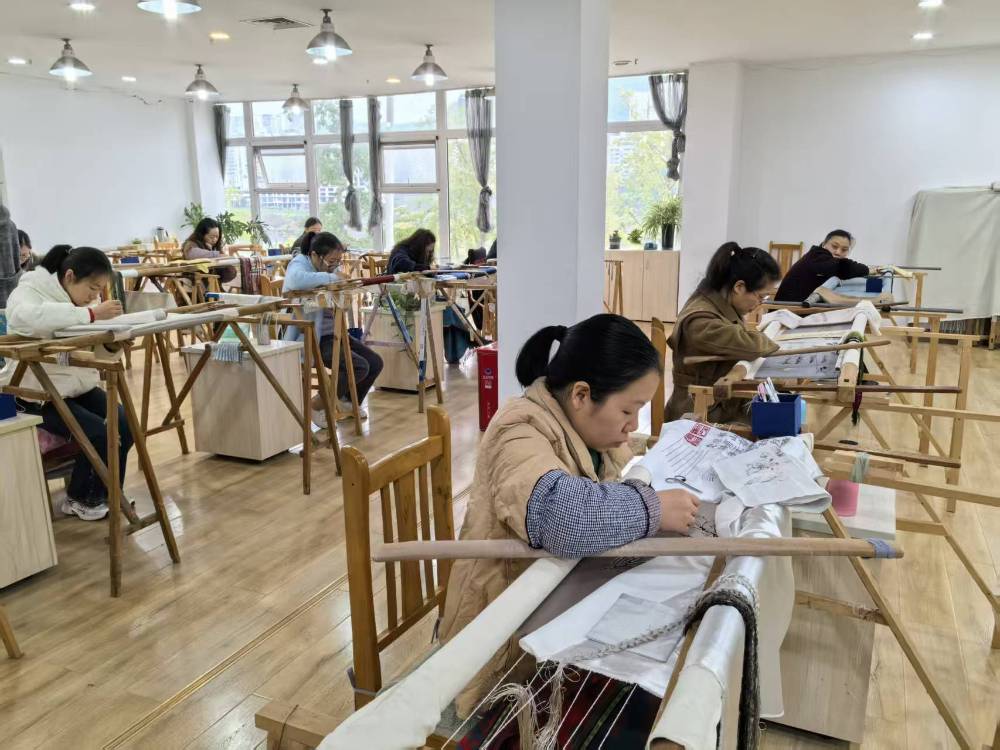 劳务“金招牌”激活乡村振兴“强引擎”