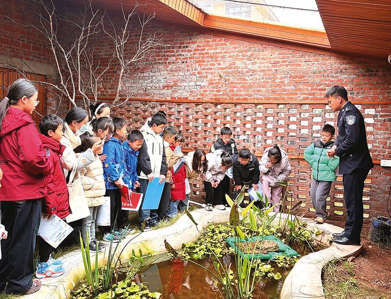 区公安局开展“童行护野·青羽野生动物保护探访记”活动